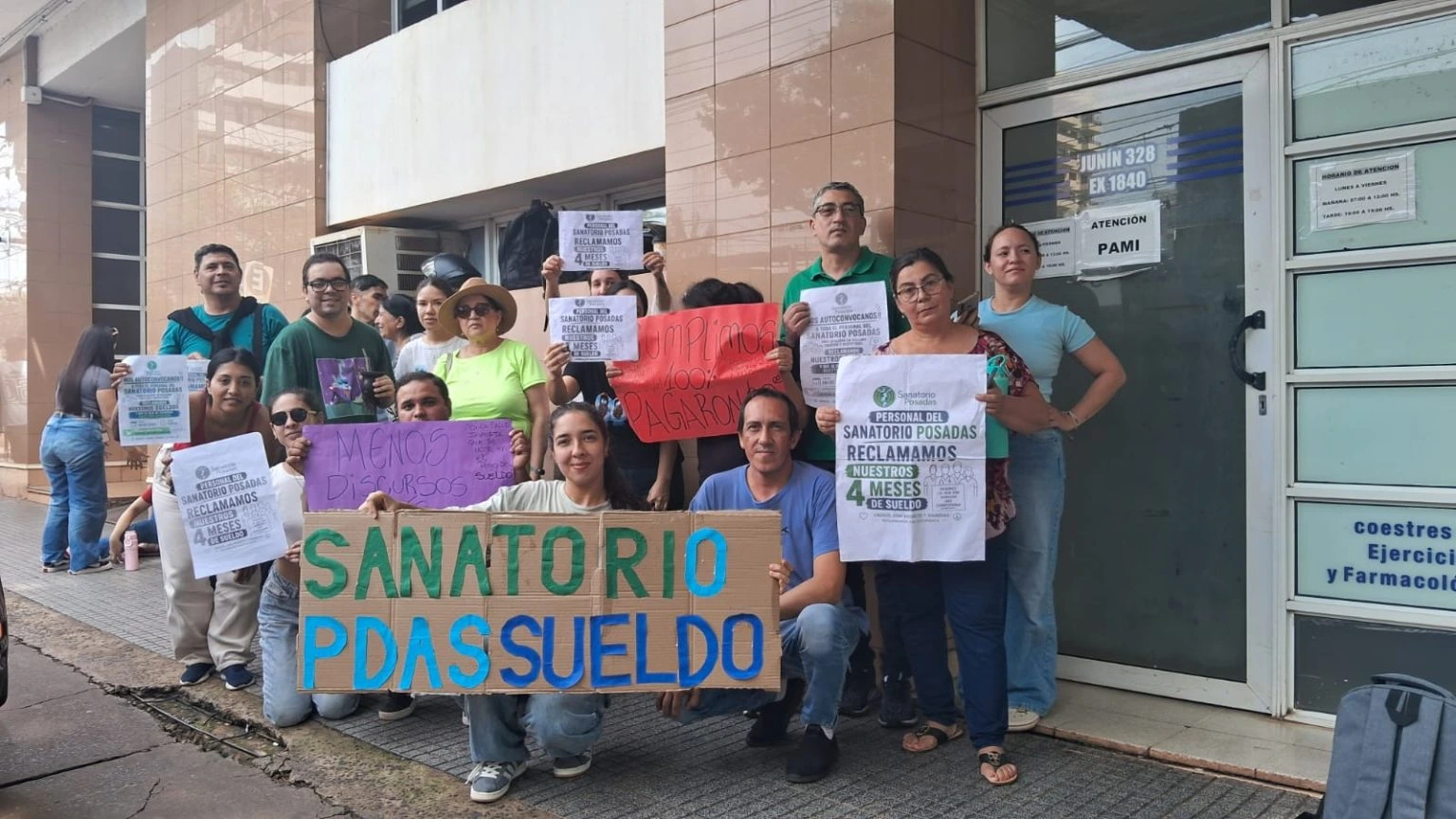 Trabajadores del Sanatorio Posadas protestaron por salarios adeudados de hasta cuatro meses