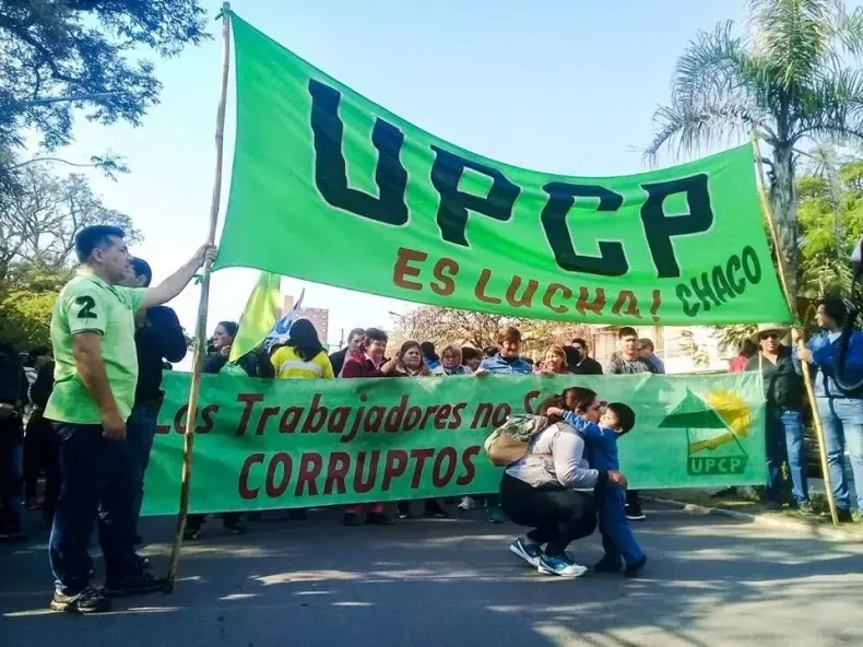 La protesta incluyó reclamos por salarios, precarización laboral y falta de recursos en hospitales del interior chaqueño.