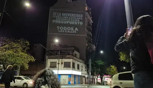 "Si la universidad fuera una cascada, Adorni le daría presupuesto", fue el lema que se dio a conocer en las calles de La Plata. Foto: Radiolv11. 