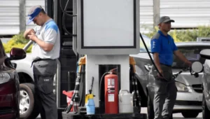 Hace más de dos años que estás haciendo lo mismo Esteban. Borrá mi número y por una vez sé adulto y hacete cargo de las decisiones que tomas y la vida que estás eligiendo, pero sin quemarle la cabeza a nadie. Todas las veces que quise llegar a un acuerdo con vos no hubo caso, y no tiene que ver con cuántas personas salgamos, tiene que ver con el contenido y la comunicación de este vínculo y con que evidentemente no comparto tus valores. No te guardo rencor porq vos sos vos y yo soy yo, así que ya está