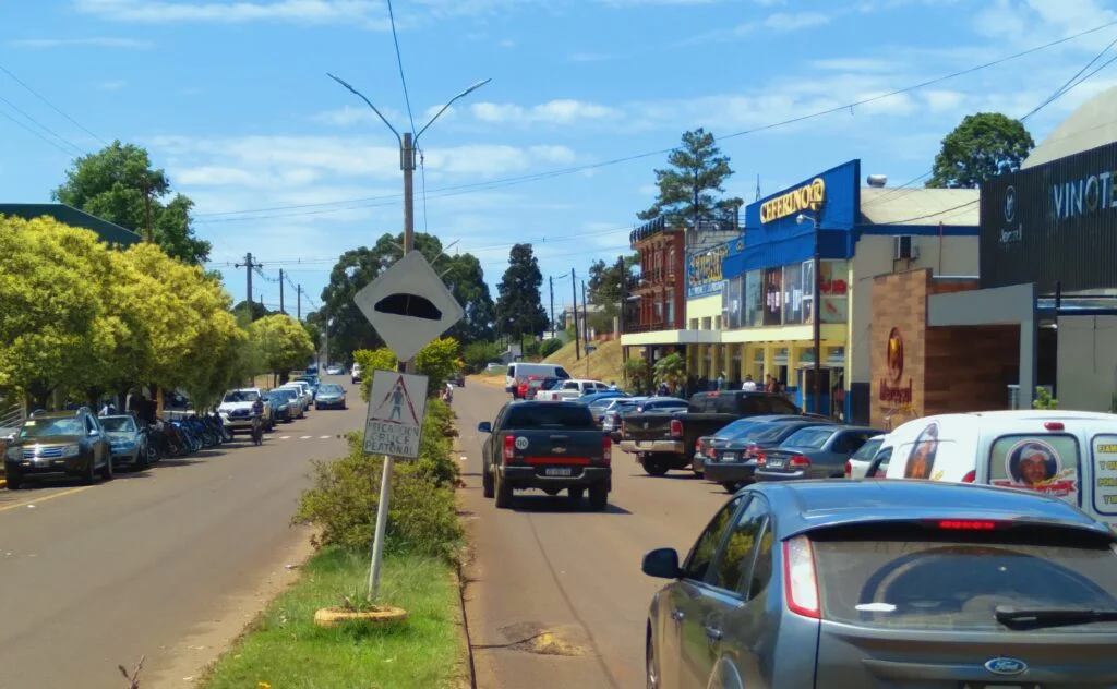 Comerciantes fronterizos aseguran que el combustible cuesta hasta 300 pesos más que en Brasil.