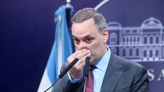 Adorni admitió haber mantenido ahorros no declarados durante años y prometió regularizarlos ahora.