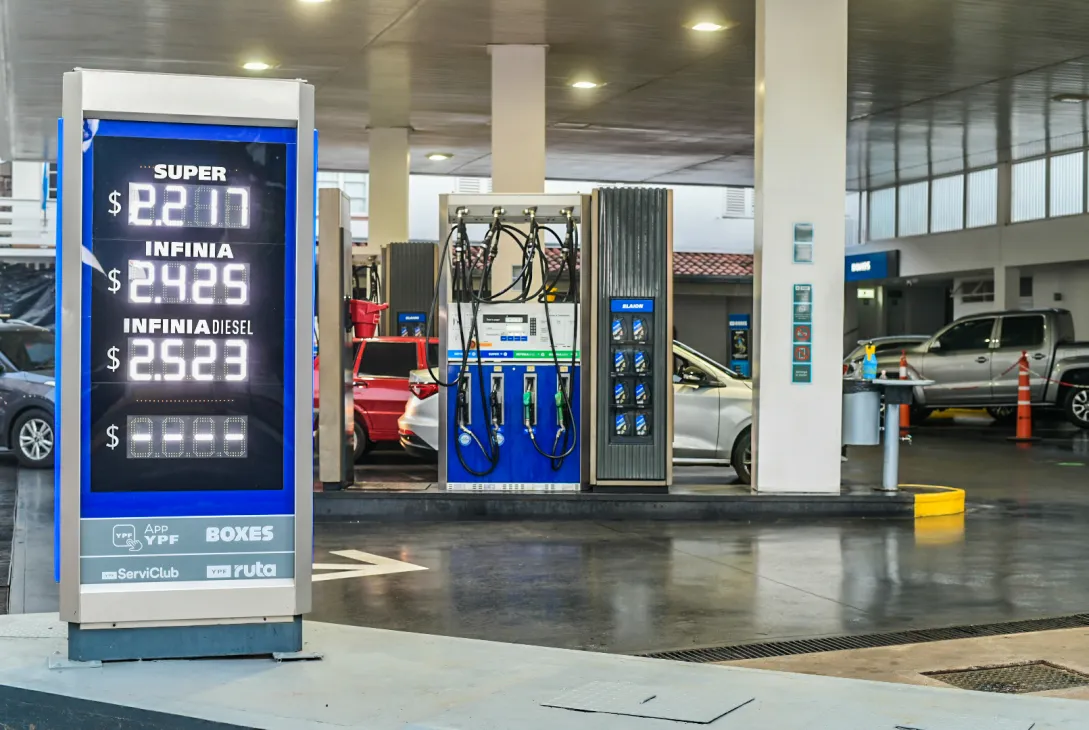 El incremento impacta en naftas y gasoil, con diferencias de precios entre petroleras en Misiones y Corrientes.