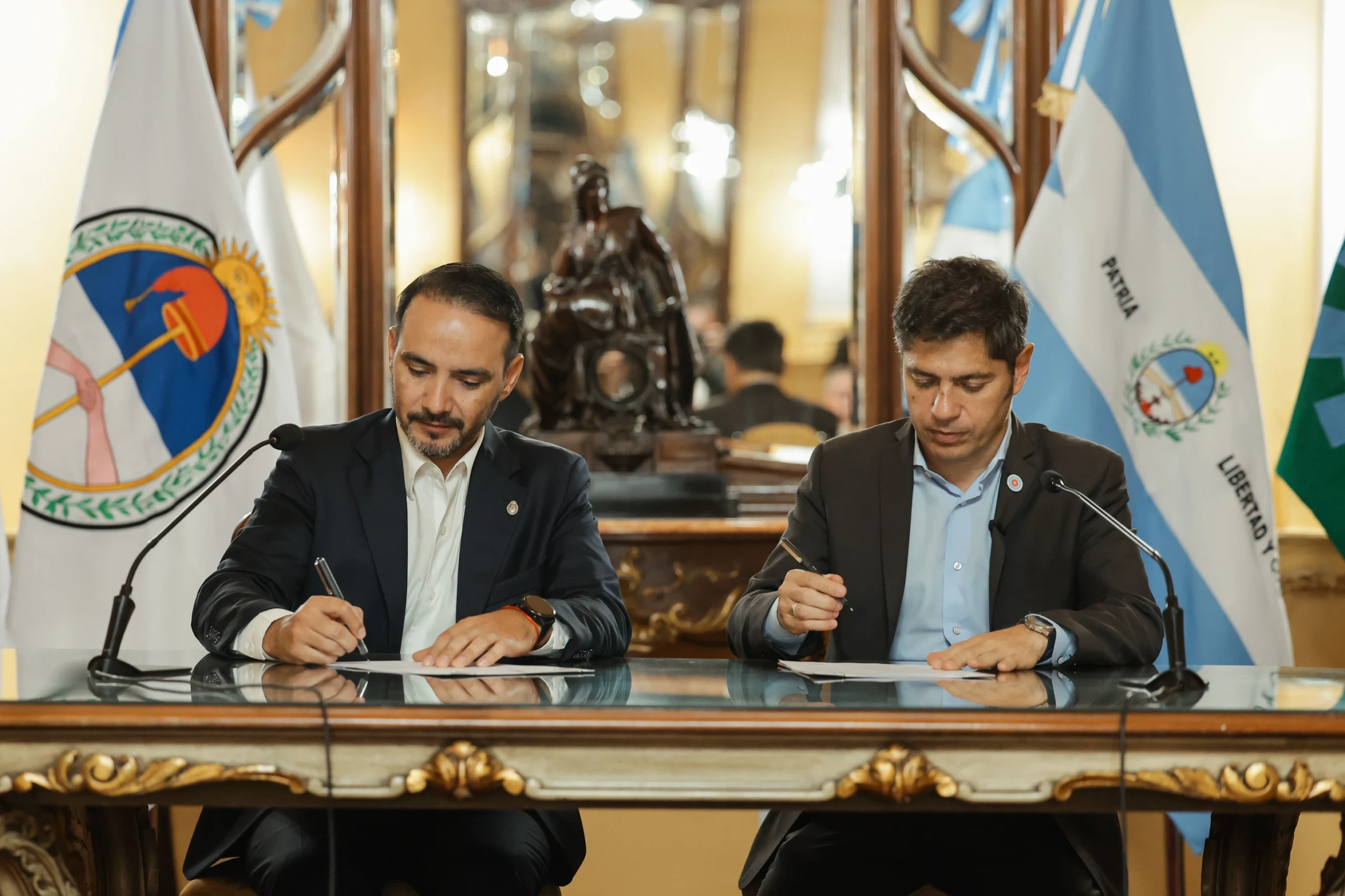 Axel Kicillof suscribió convenios de cooperación con el gobernador Juan Pablo Valdés