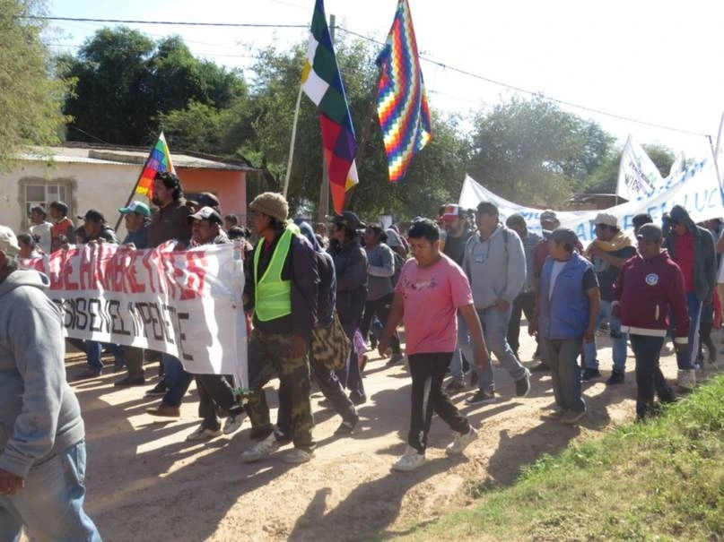 Comunidades Wichí mantienen un acampe en Misión Nueva Pompeya para exigir respuestas ante la crisis alimentaria y sanitaria.