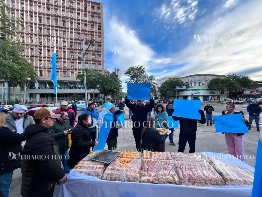 Los manifestantes compartieron facturas, café y mate cocido para acercar su reclamo a la comunidad.