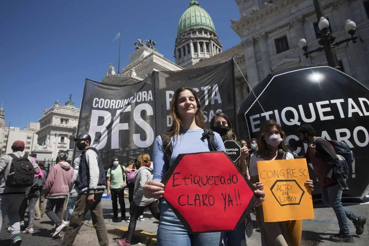 Defensorías sostienen que la derogación afectaría derechos de consumidores y políticas de prevención sanitaria.