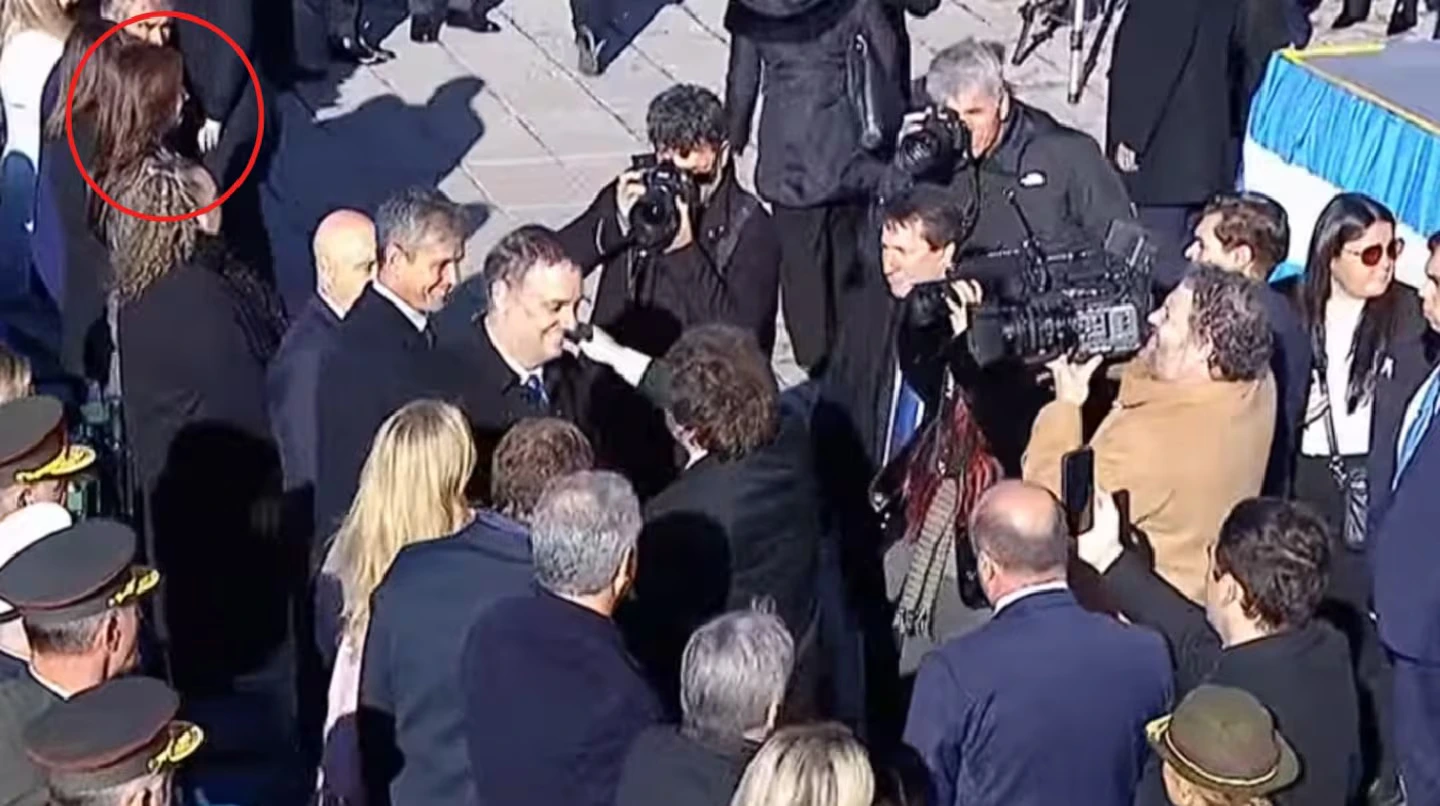 El gesto de Milei con Villarruel en el acto por el Día de la Bandera que no mostró la transmisión oficial (Foto: Captura Oficina del Presidente)