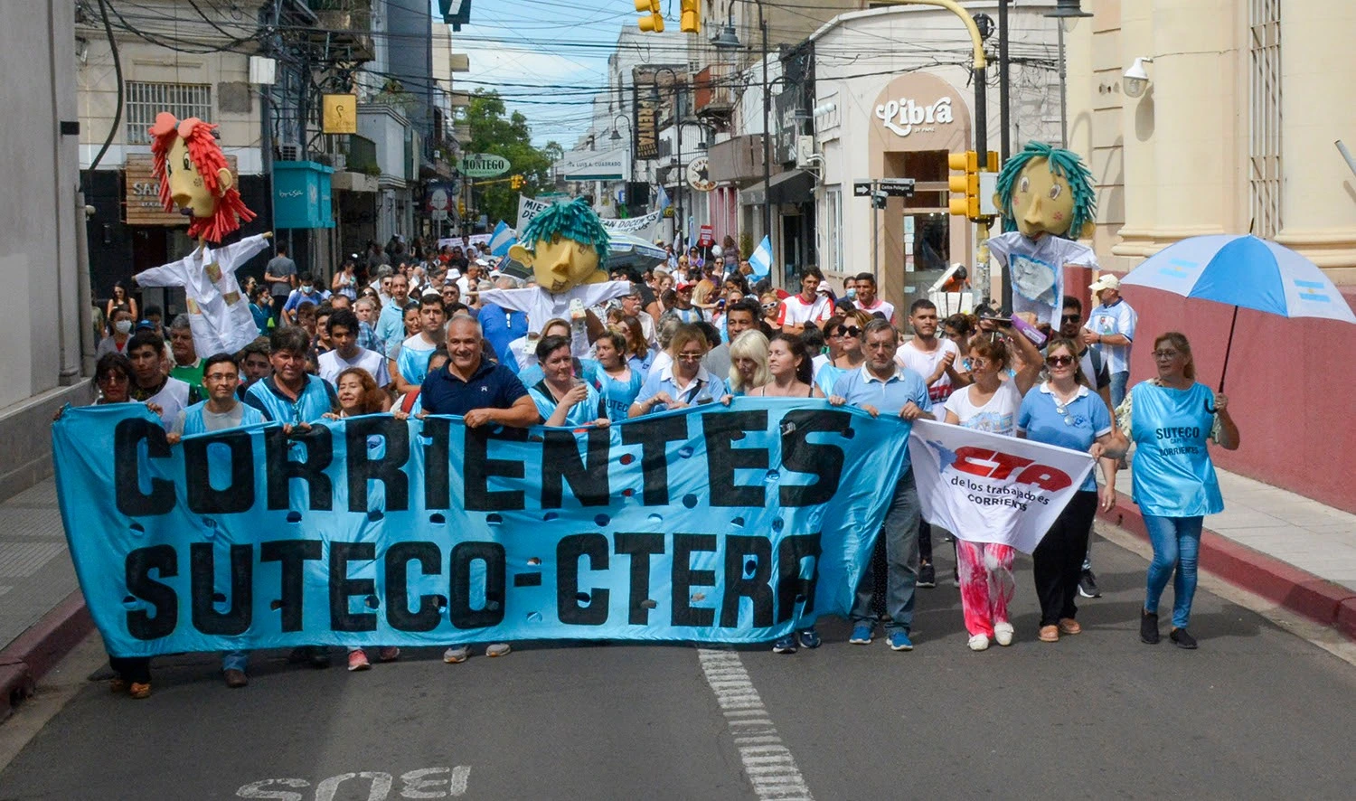 Gremios y autoconvocados cuestionan la falta de participación docente en el debate sobre la reforma.