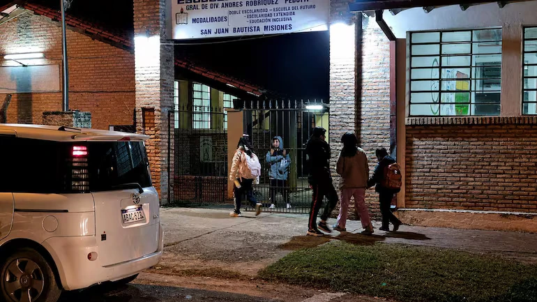 También aconsejan evitar actos al aire libre y priorizar que los alumnos asistan bien abrigados.