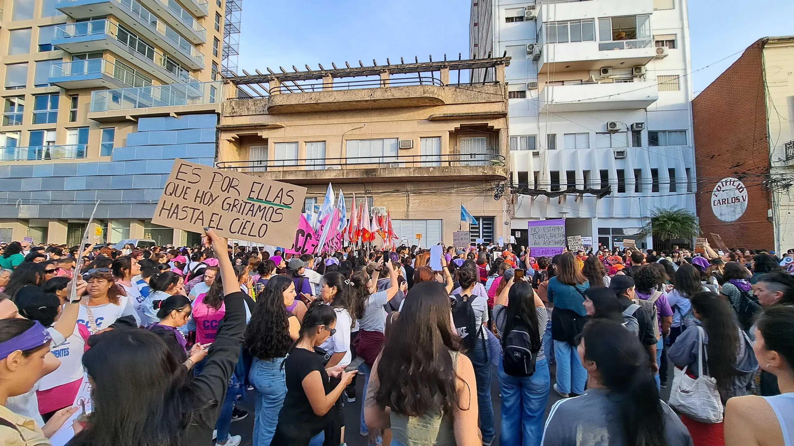 La marcha en reclamo de Ni Una Menos en Corrientes inició frente a Tribunales. 