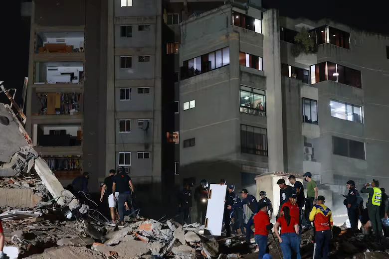 La Guaira fue declarada zona de desastre mientras continúan las tareas de rescate entre edificios colapsados.