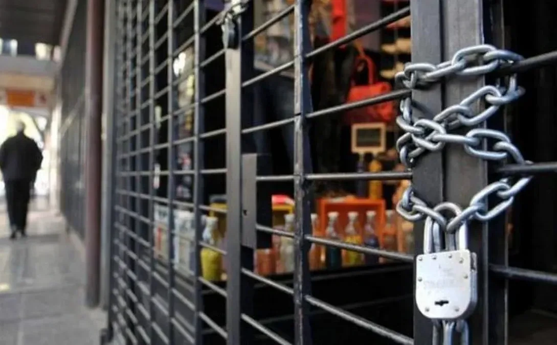 La actividad económica acumuló dos meses consecutivos de caída, con retrocesos en la industria, el consumo y la confianza del consumidor.