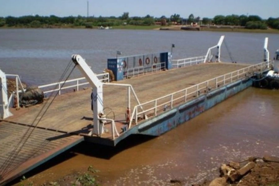 La acumulación de troncos y restos vegetales impide operar con seguridad las rampas de embarque y desembarque del puerto.
