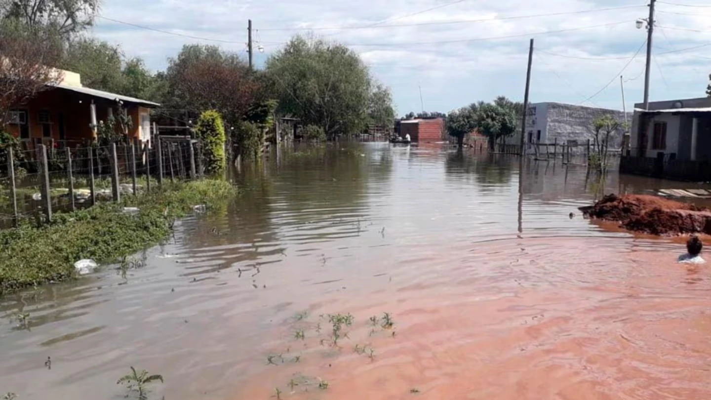 Paso de los Libres y El Soberbio intensifican las tareas preventivas ante el crecimiento sostenido del río Uruguay.
