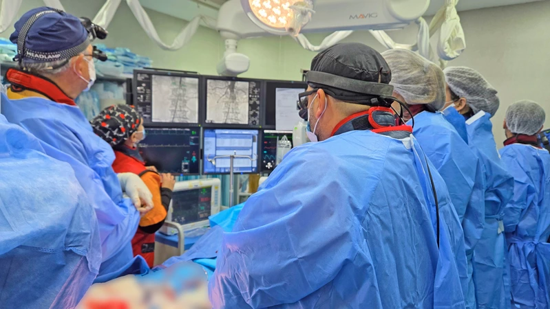 Especialistas internacionales evaluaron al equipo médico antes de autorizar la realización del procedimiento pionero en el país.