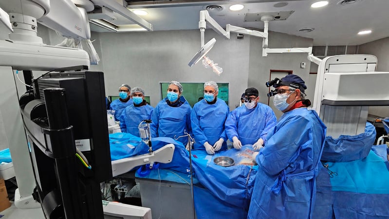 Formosa realizó el primer implante en Argentina de una nueva endoprótesis de aorta abdominal