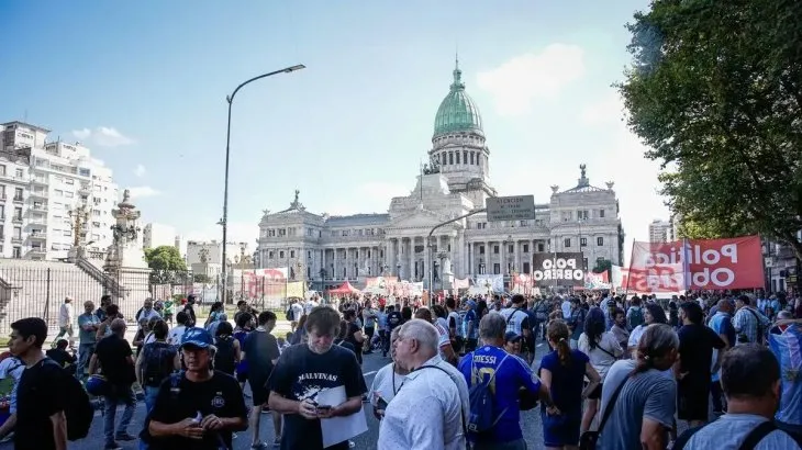 La CGT, jubilados y organizaciones sociales marchan al Congreso contra las políticas de Milei