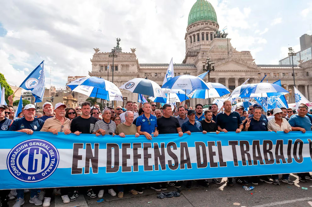 La CGT, jubilados y organizaciones sociales marchan al Congreso contra las políticas de Milei
