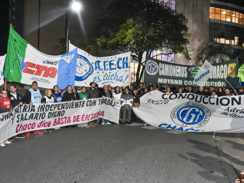 La protesta incluyó una colecta de alimentos y frazadas para comunidades del Impenetrable chaqueño.