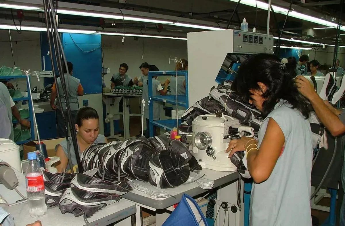 La planta llegó a emplear 1.500 personas y producir 22.000 pares diarios antes de su cierre definitivo.