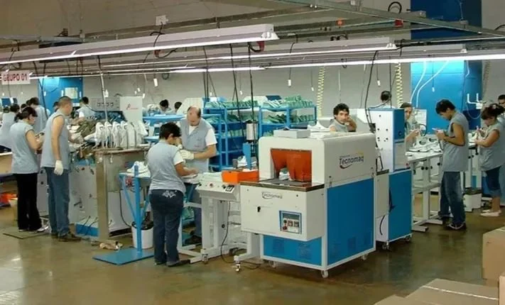 La empresa atribuyó la decisión a la caída de la demanda y la reducción sostenida de la producción.