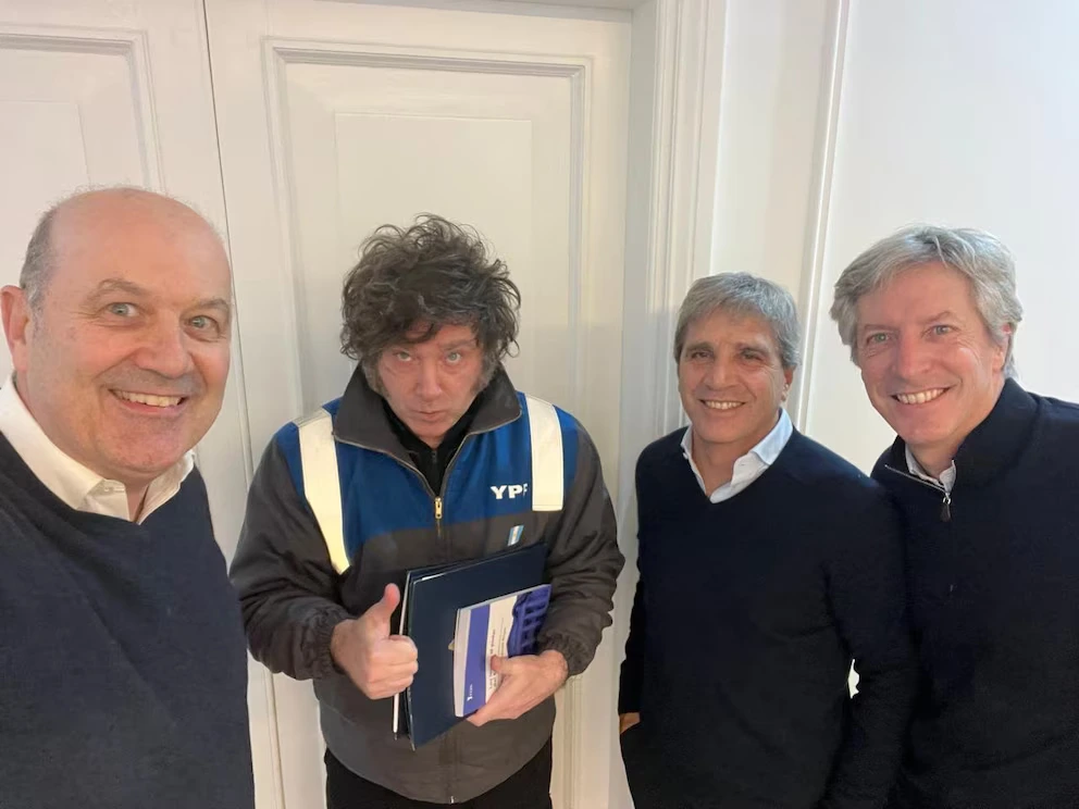 El presidente Javier Milei junto al titular del BCRA, Santiago Bausili; el ministro de Economía, Luis Caputo; y el de Desregulación y Transformación del Estado, Federico Sturzenegger, en la quinta de Olivos por la reforma de la carta orgánica de BCRA. (Foto crédito: Reuters)