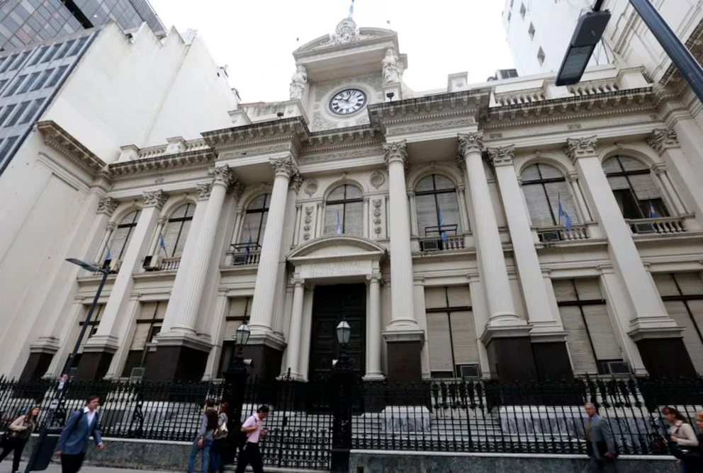 La carta orgánica del BCRA establece que el mandato del presidente y los miembros del directorio es por seis años y debe ser aprobado por el Senado. (Foto crédito: Reuters)