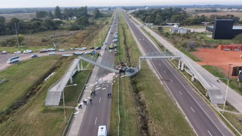 Operativo vial por el derrumbe de un puente peatonal tras un choque en la Ruta Nacional 16