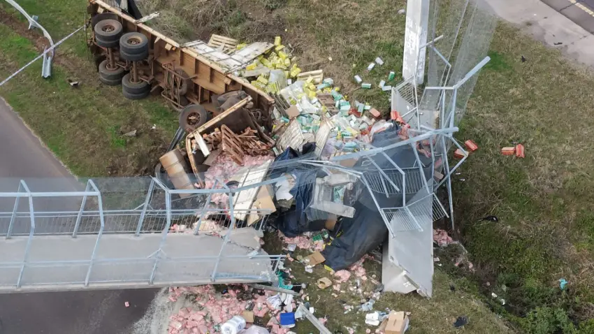 Operativo vial por el derrumbe de un puente peatonal tras un choque en la Ruta Nacional 16
