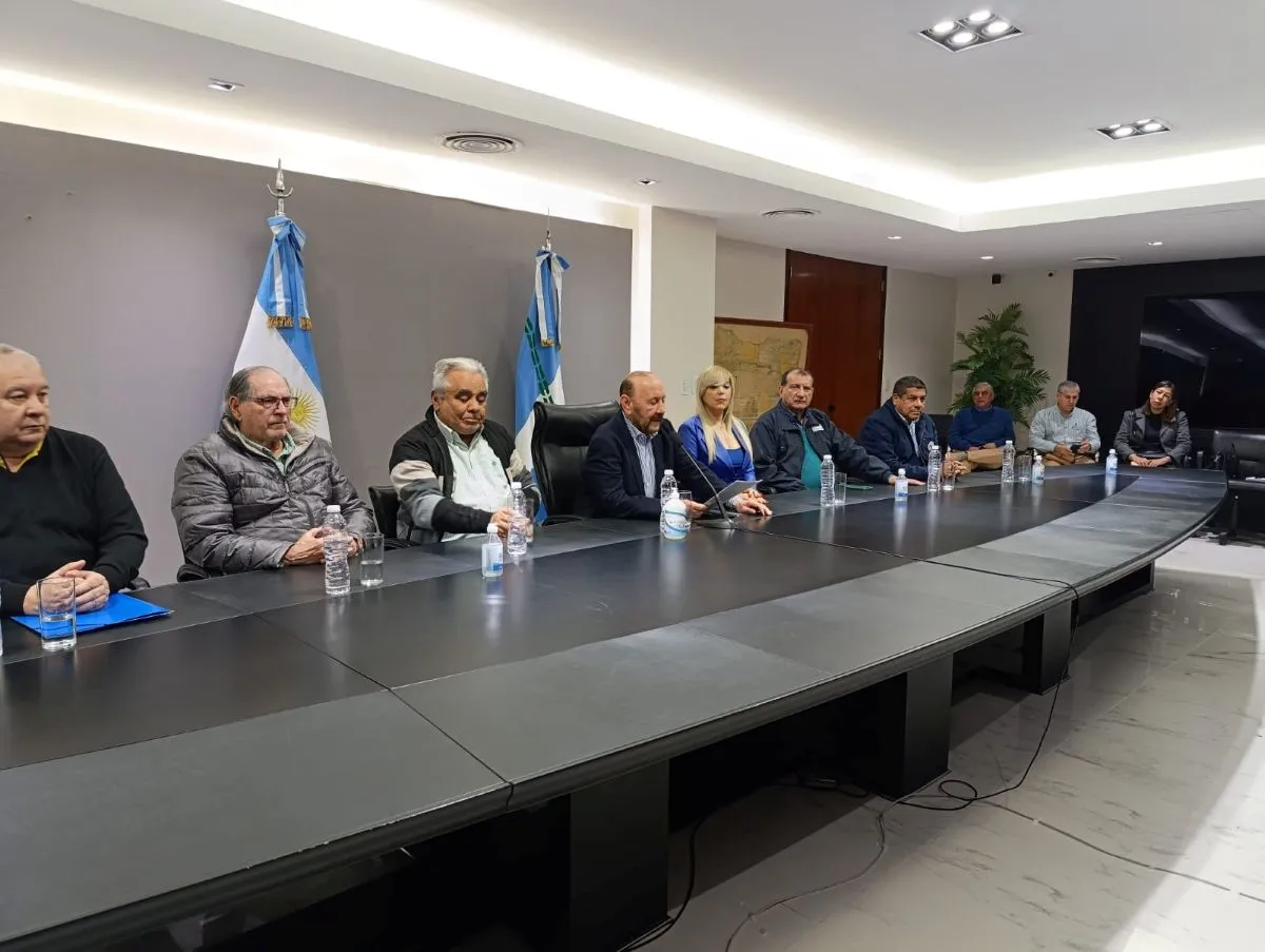 El incremento alcanzará a trabajadores activos, jubilados y pensionados, y elevará el salario mínimo garantizado hasta $1.200.000 en octubre