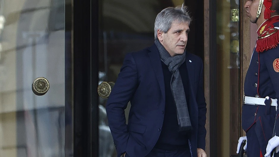 Caputo habilitó al fondo de indemnizaciones a invertir sin límite en deuda nacional y puso tope a las provincias