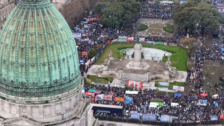 La oposición cuestionó que el proyecto avanzara con cambios de último momento y sin tiempo suficiente para analizar el dictamen.