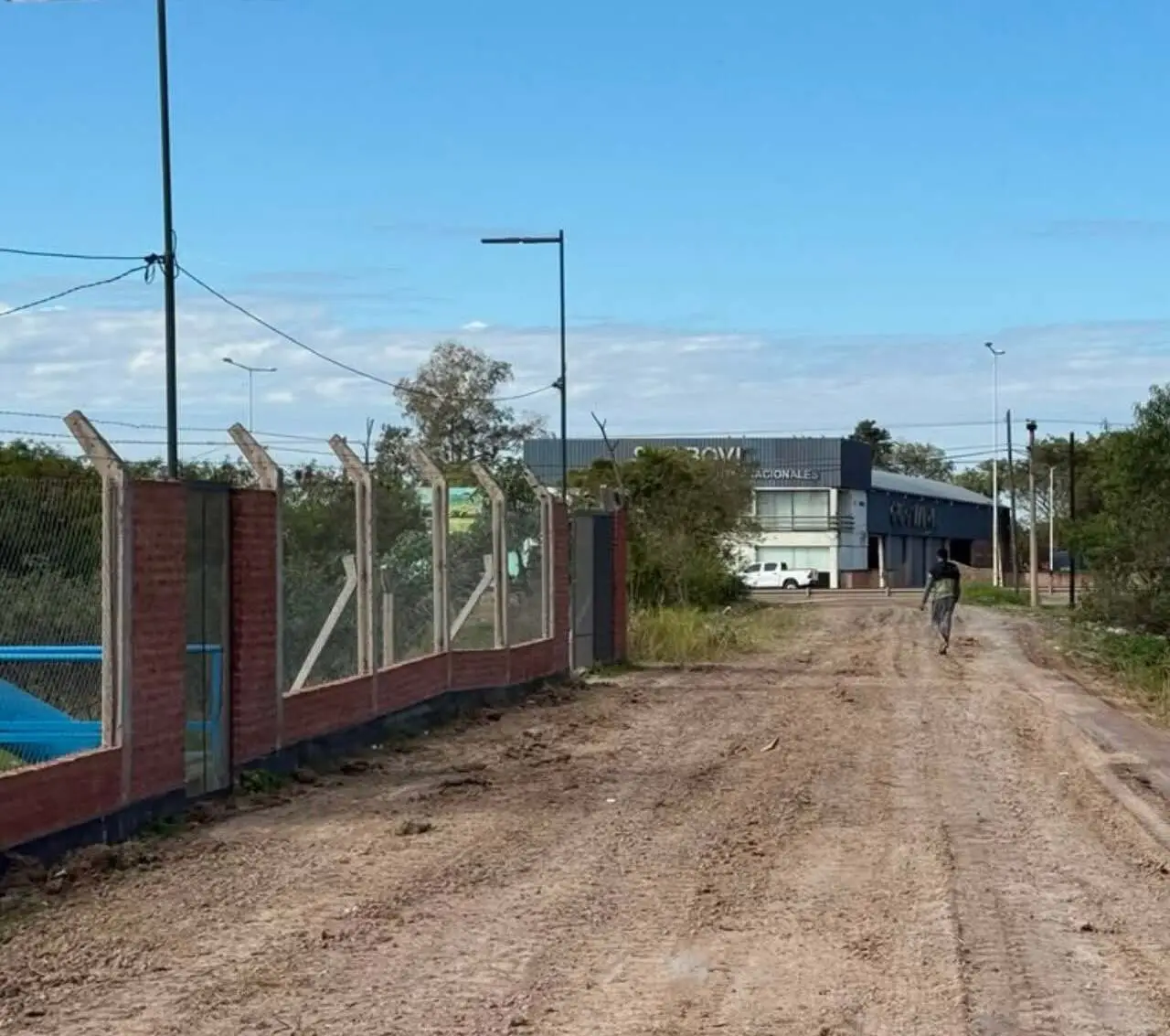 La estación de bombeo La Floresta recibió más de 300 metros de ripio para mejorar el acceso ante posibles emergencias.