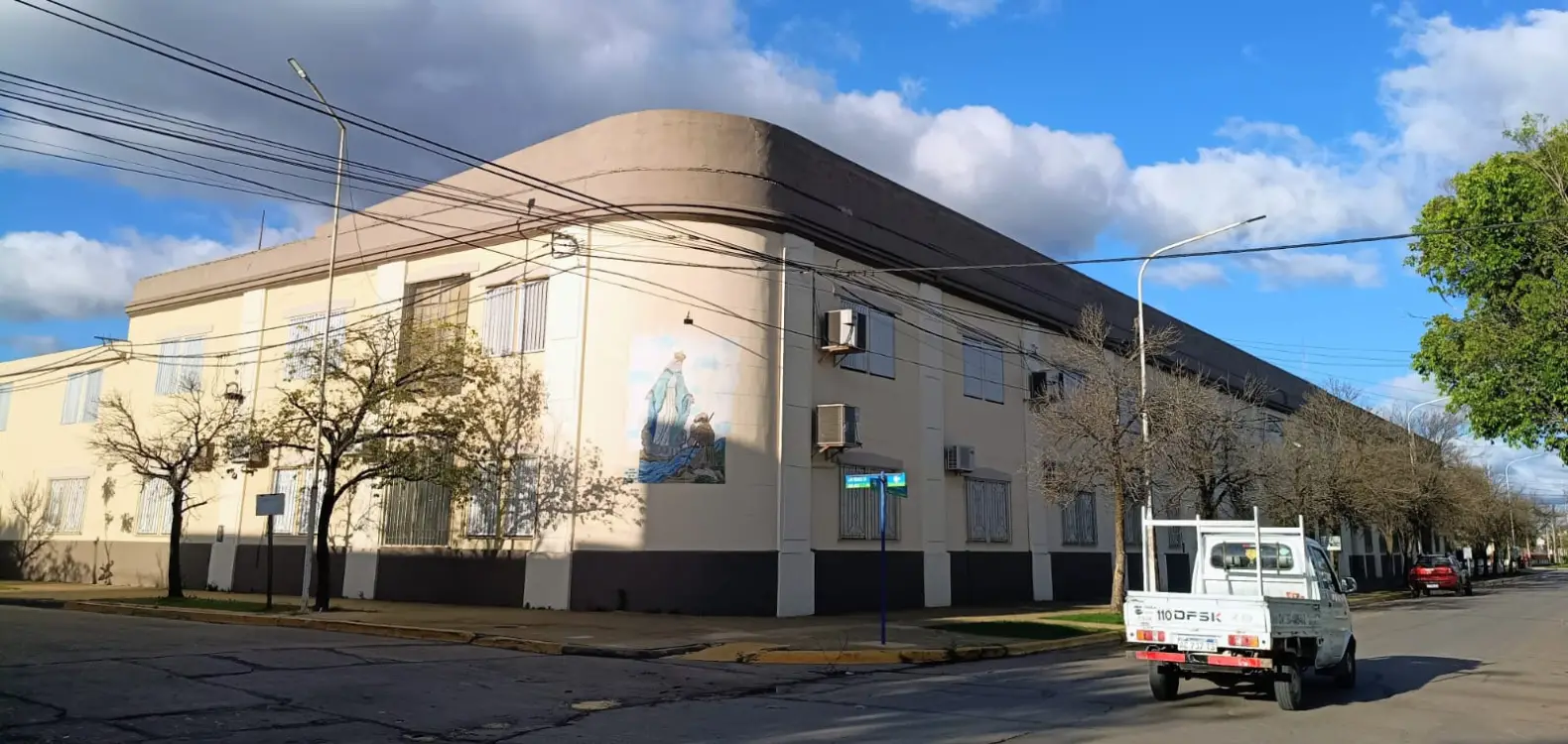 Escuelas de Sáenz Peña pasaron a la modalidad virtual por falta de agua, mientras Puerto Tirol espera la normalización del suministro.