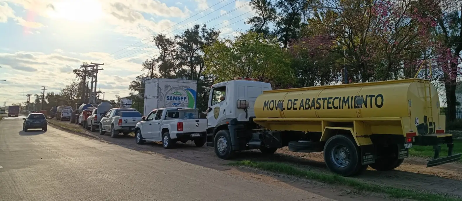La falta de agua afectó el regreso a clases en Sáenz Peña y mantiene el reclamo de vecinos en Puerto Tirol