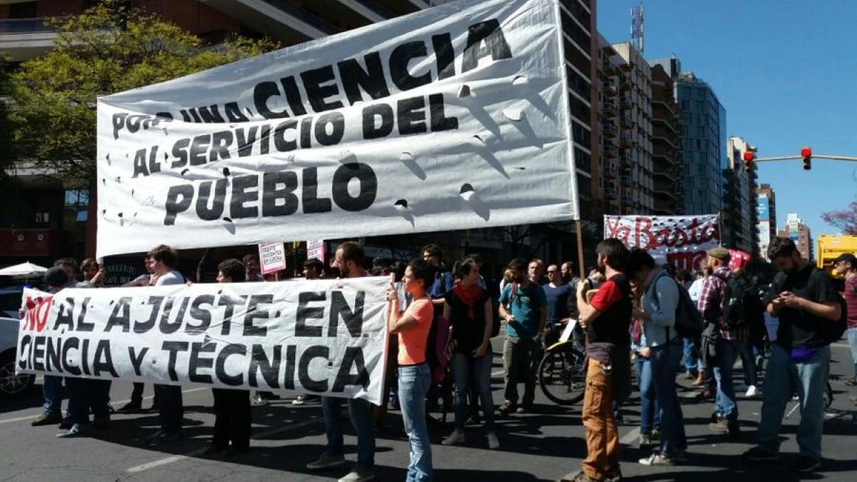 Los manifestantes denunciaron recortes de hasta 50% en becas y una pérdida cercana al 50% del poder adquisitivo.