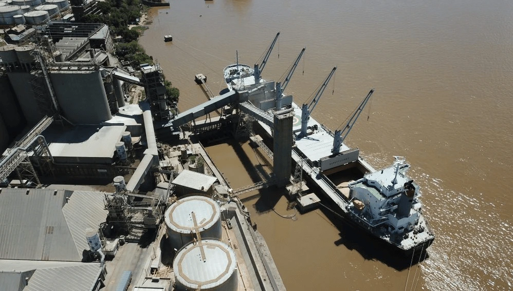 Paro en la Hidrovía y puertos del país por un decreto de Milei que desregula el practicaje