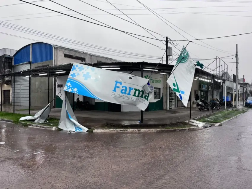 Temporal con fuertes ráfagas causó destrozos en el Gran Resistencia postes, carteles y un muro derrumbado