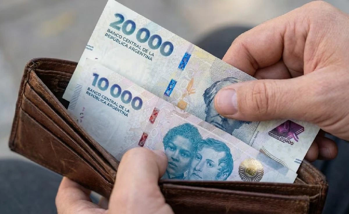 El salario mínimo no llega a $500.000 y seguirá por debajo de ese monto hasta abril de 2027