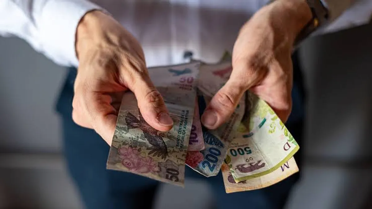 El salario mínimo no llega a $500.000 y seguirá por debajo de ese monto hasta abril de 2027